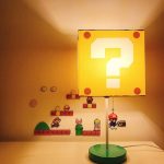 Επιτραπέζιο Φωτιστικό Super Mario Question Block με Κρεμαστό Mario - Image 2